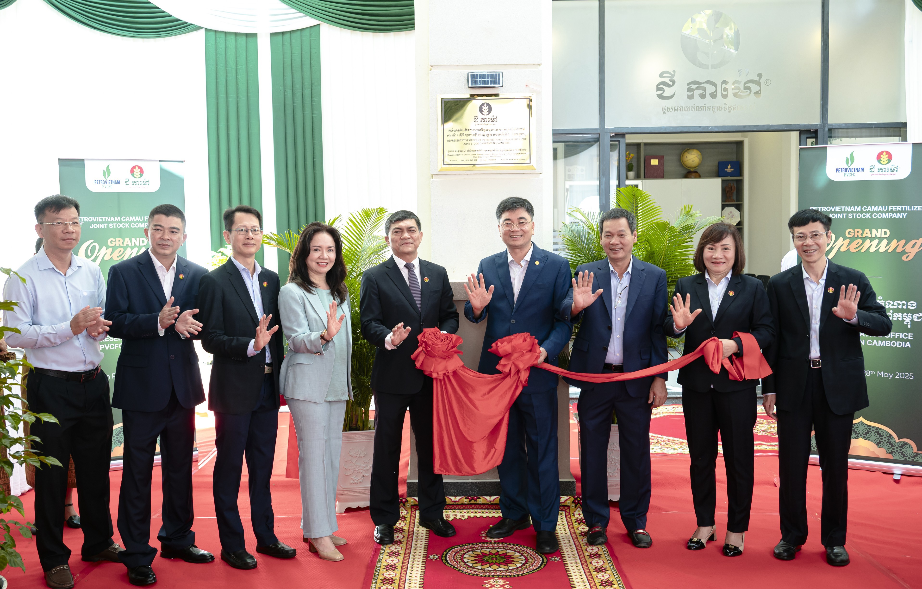 ban-lanh-dao-pvcfc-thuc-hien-nghi-thuc-khai-truong-van-phong-dai-dien-tai-campuchia-1748495601.jpg