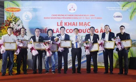 Ông Hồ Minh Sơn, Viện trưởng Viện IMRIC vinh dự nhận bằng khen của Chủ tịch UBND Bến Tre