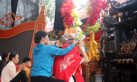 Thái Bình: Đông đảo du khách trẩy hội tại Di tích quốc gia đền Tiên La