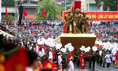 Kỷ niệm 70 năm chiến thắng Điện Biên Phủ - Ngày mưa và lòng tự hào Việt Nam