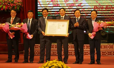 Phó Thủ tướng Chính phủ Trần Hồng Hà trao Quyết định công bố Quy hoạch tỉnh Điện Biên thời kỳ 2021-2030, tầm nhìn đến năm 2050