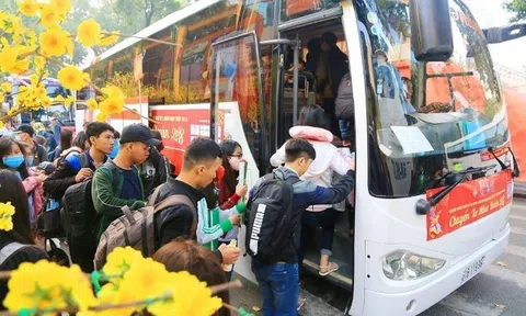 CLB Doanh nhân Hà Tĩnh phía Nam tặng 1.000 vé xe Tết cho sinh viên và người lao động